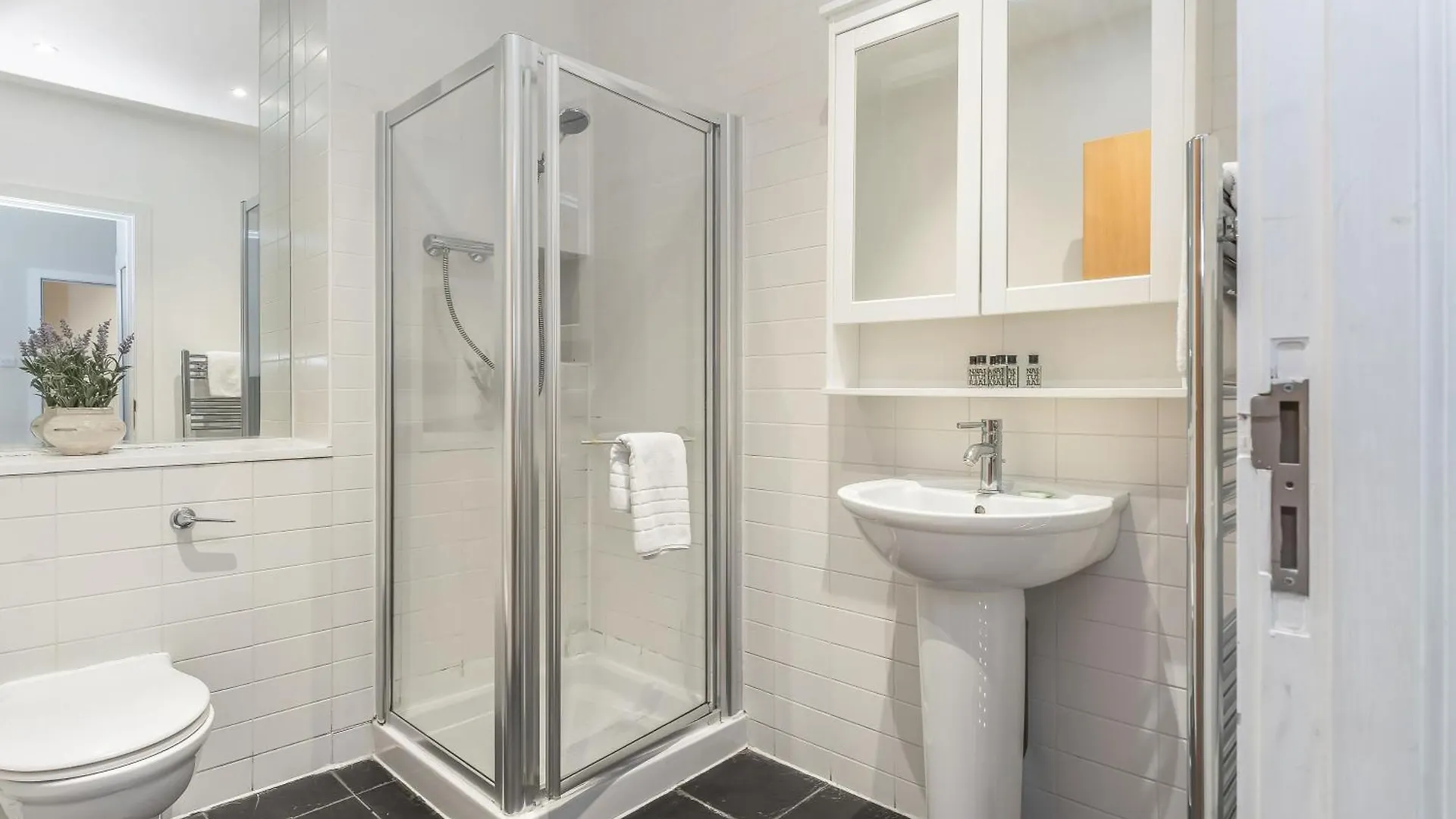 Beautiful Designer 2 Bed 2 Bath Old Town - Parking Apartman Edinburgh 0*,
