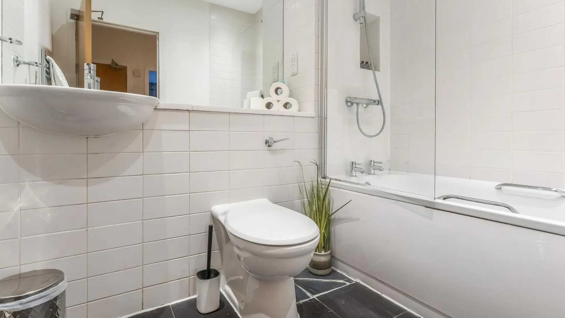 Beautiful Designer 2 Bed 2 Bath Old Town - Parking Apartment Edinburgh