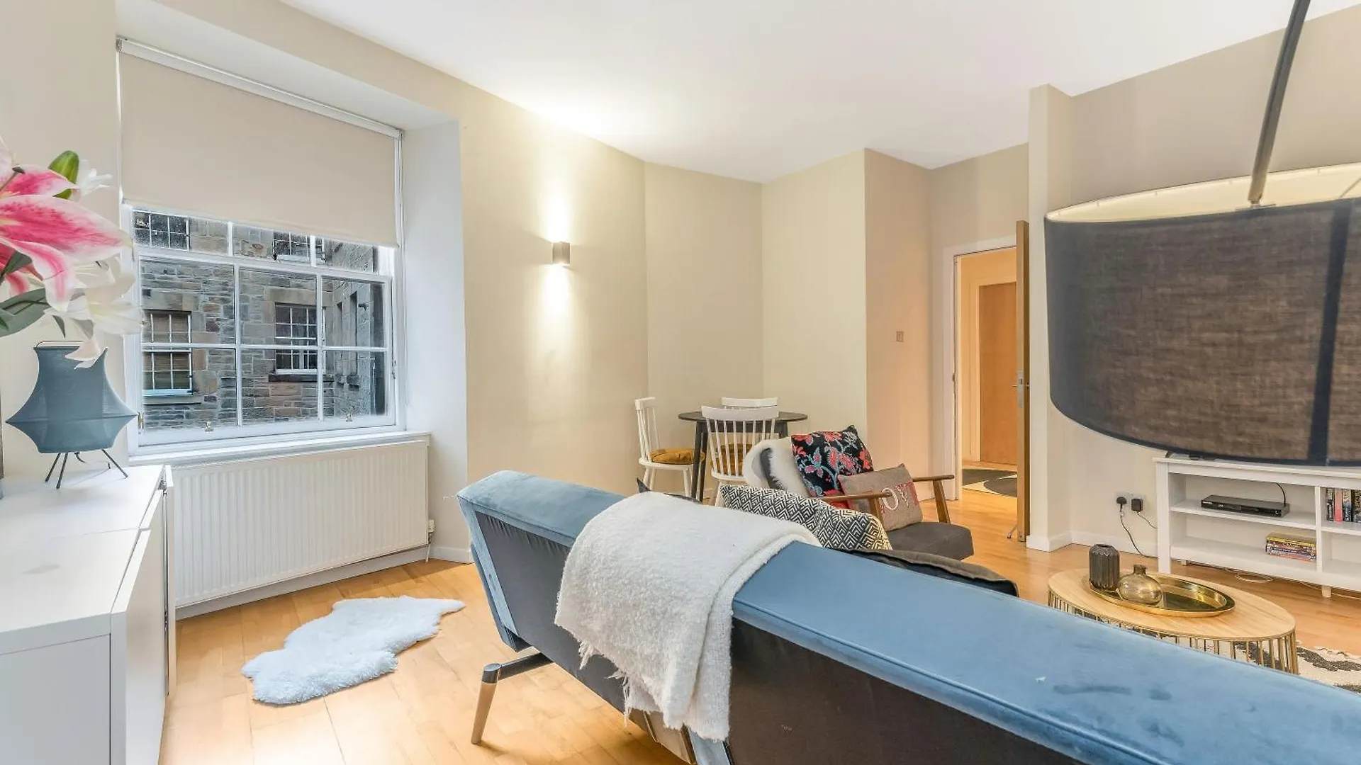 Beautiful Designer 2 Bed 2 Bath Old Town - Parking Apartment Edinburgh