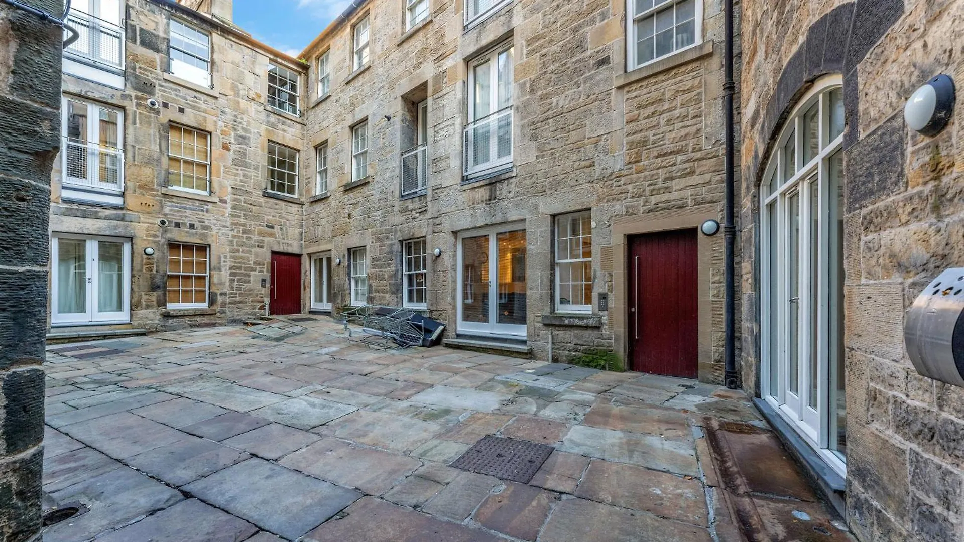 Beautiful Designer 2 Bed 2 Bath Old Town - Parking Apartment Edinburgh