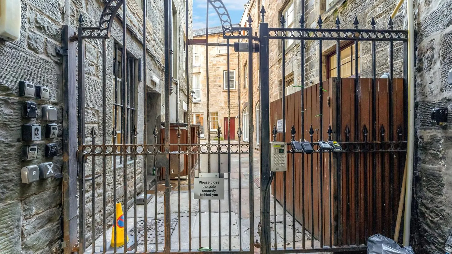 Beautiful Designer 2 Bed 2 Bath Old Town - Parking Apartment Edinburgh