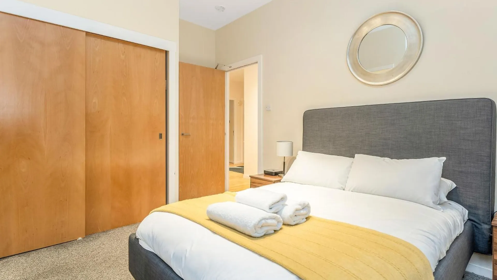 Beautiful Designer 2 Bed 2 Bath Old Town - Parking Apartment Edinburgh