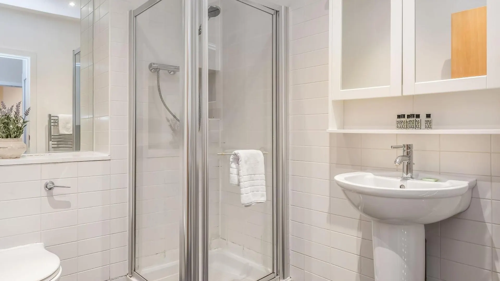 Beautiful Designer 2 Bed 2 Bath Old Town - Parking Apartment Edinburgh