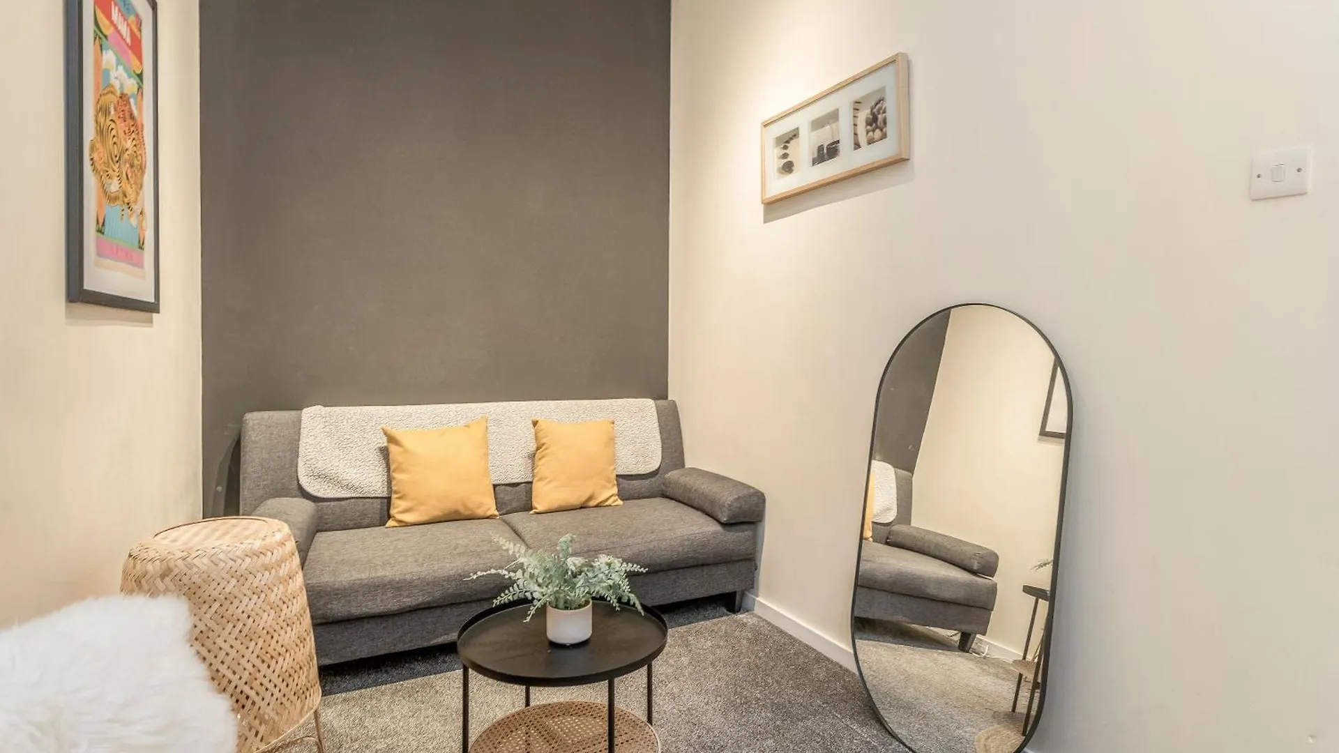Beautiful Designer 2 Bed 2 Bath Old Town - Parking Apartment Edinburgh
