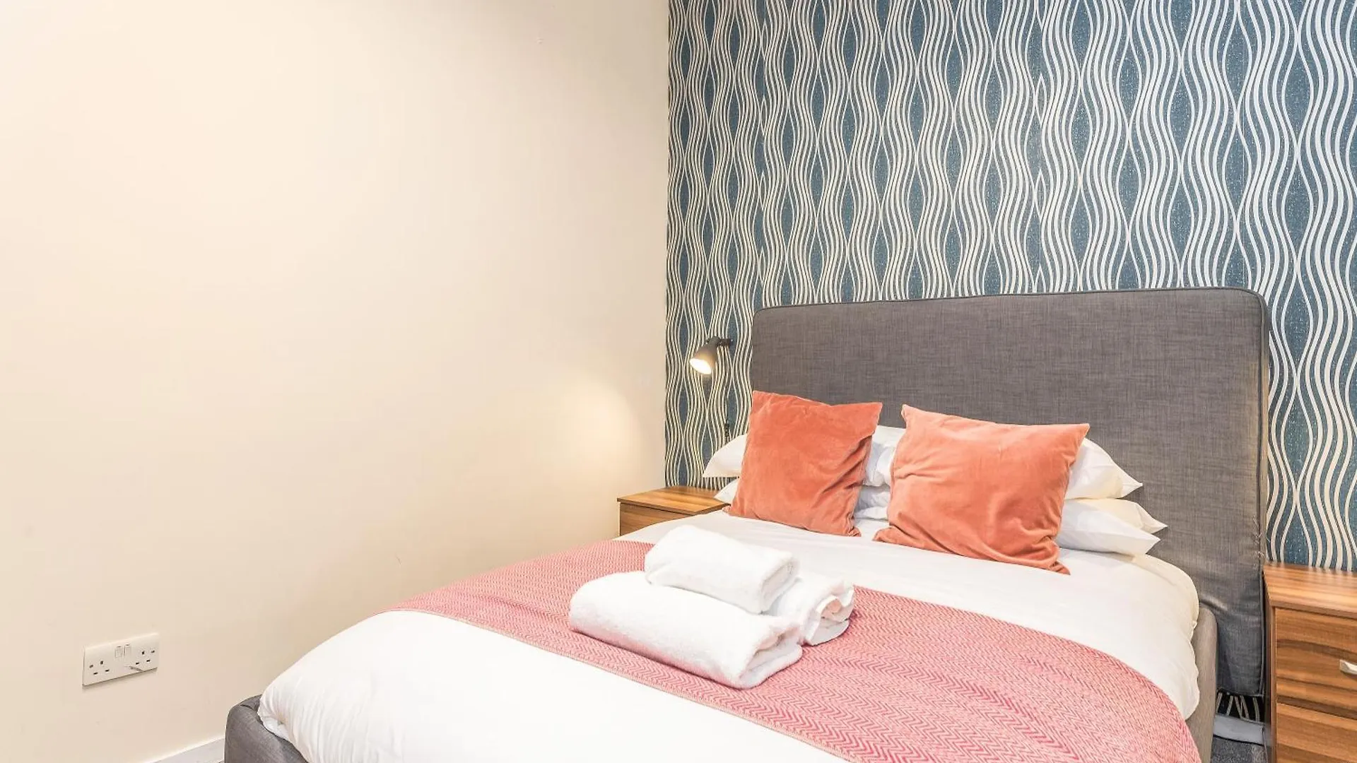 Beautiful Designer 2 Bed 2 Bath Old Town - Parking Apartment Edinburgh United Kingdom