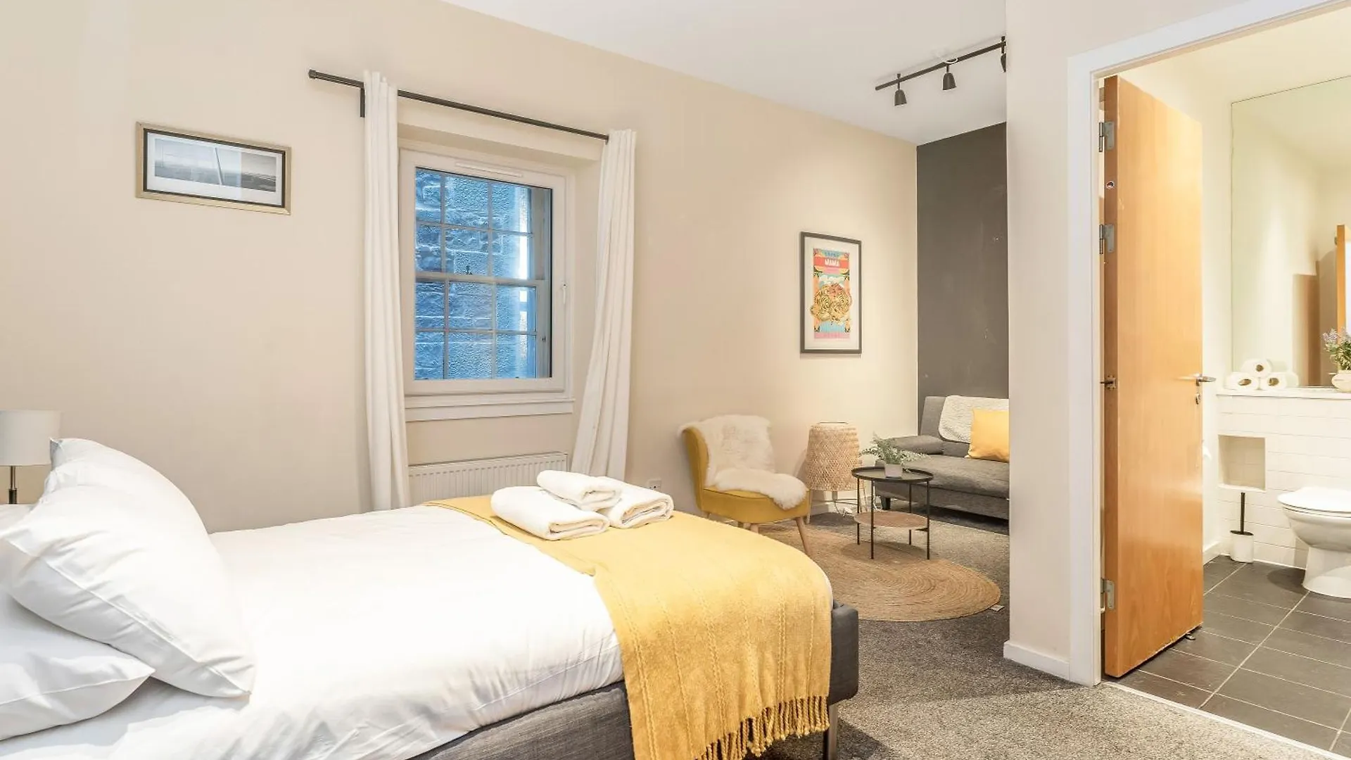 Beautiful Designer 2 Bed 2 Bath Old Town - Parking Apartment Edinburgh