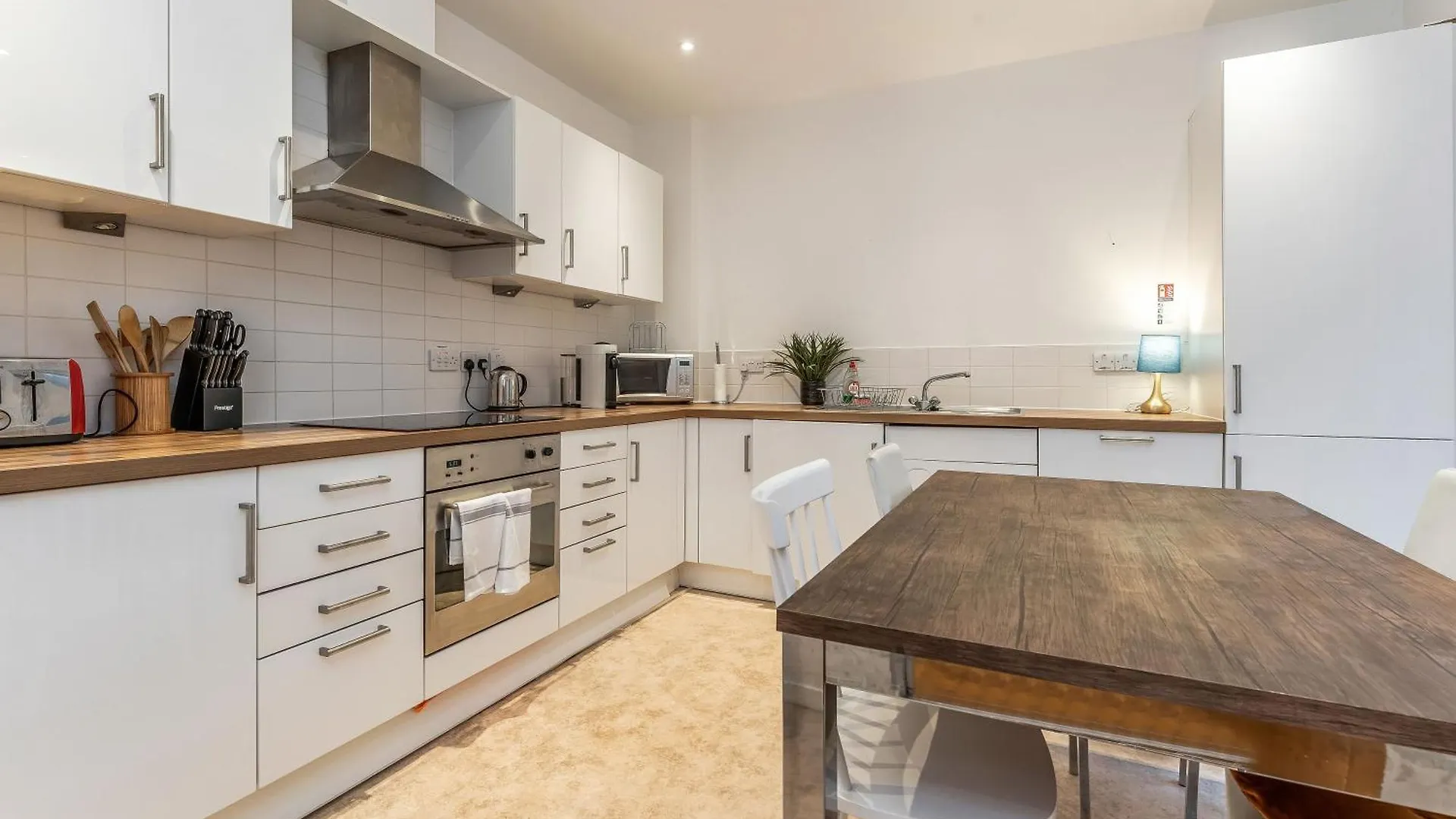 Beautiful Designer 2 Bed 2 Bath Old Town - Parking Apartment Edinburgh