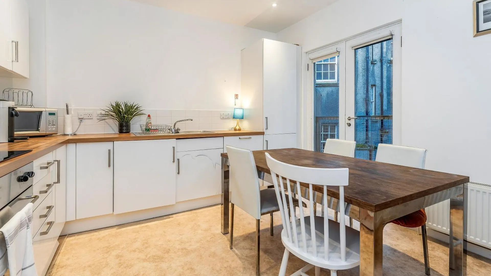 Beautiful Designer 2 Bed 2 Bath Old Town - Parking Apartment Edinburgh