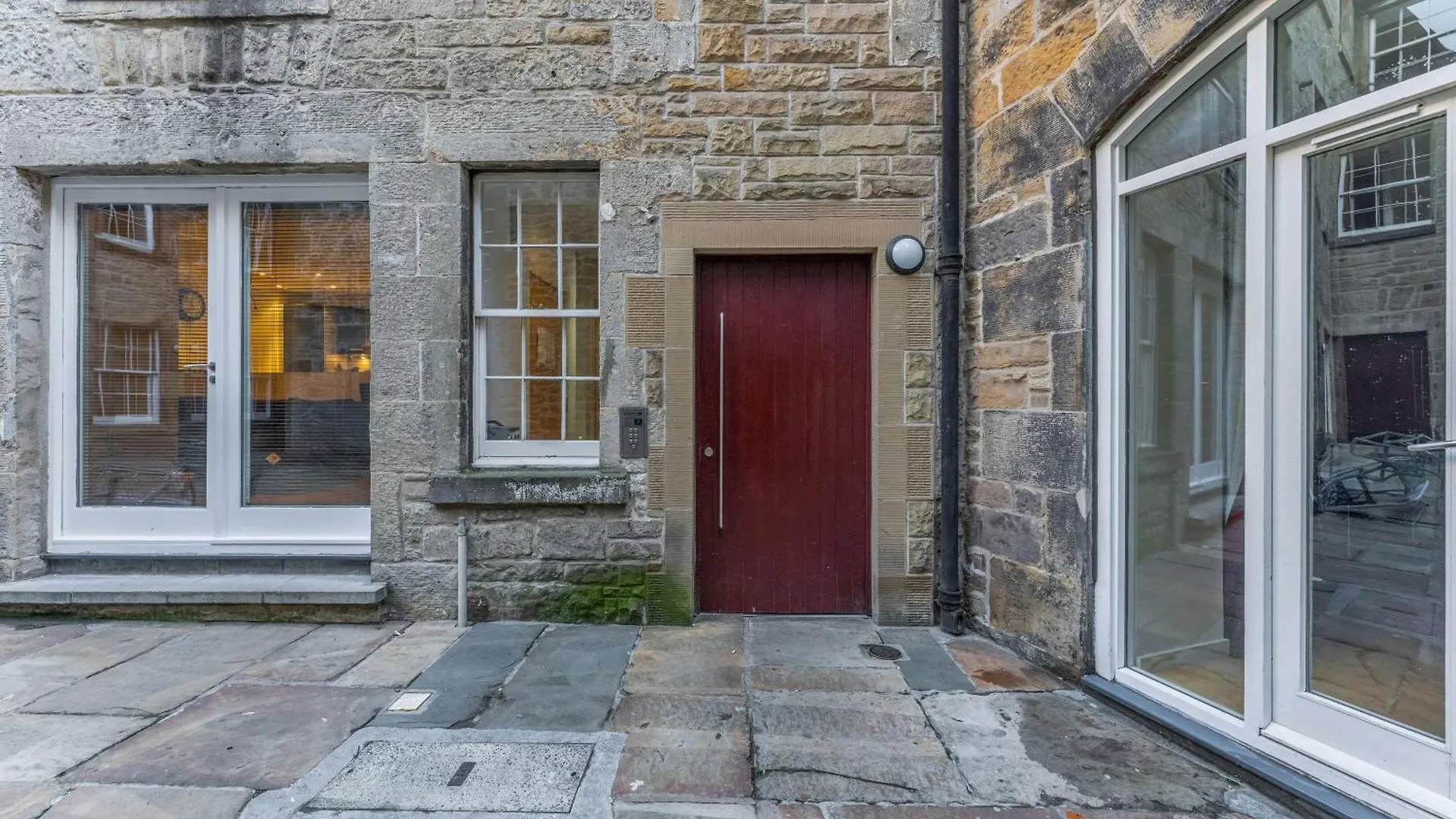 Beautiful Designer 2 Bed 2 Bath Old Town - Parking Apartment Edinburgh