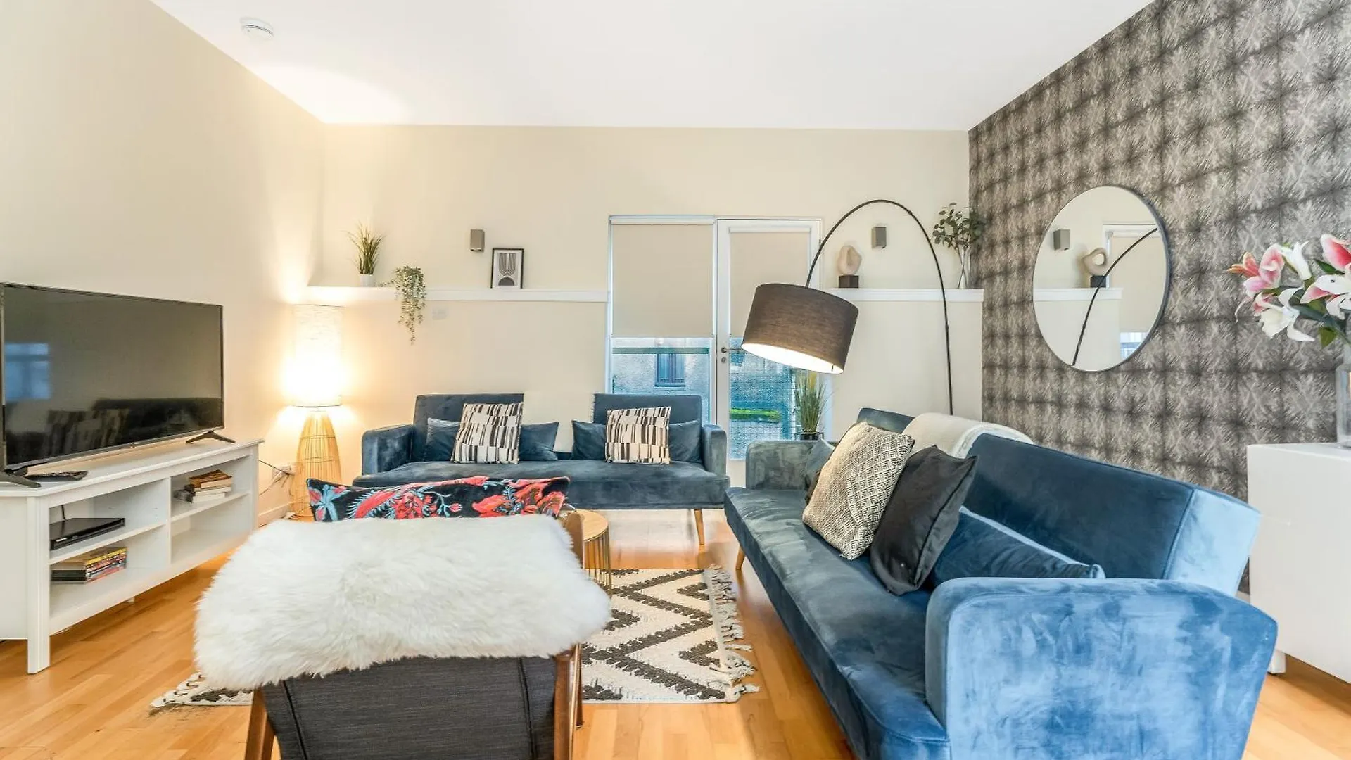 Beautiful Designer 2 Bed 2 Bath Old Town - Parking Apartment Edinburgh
