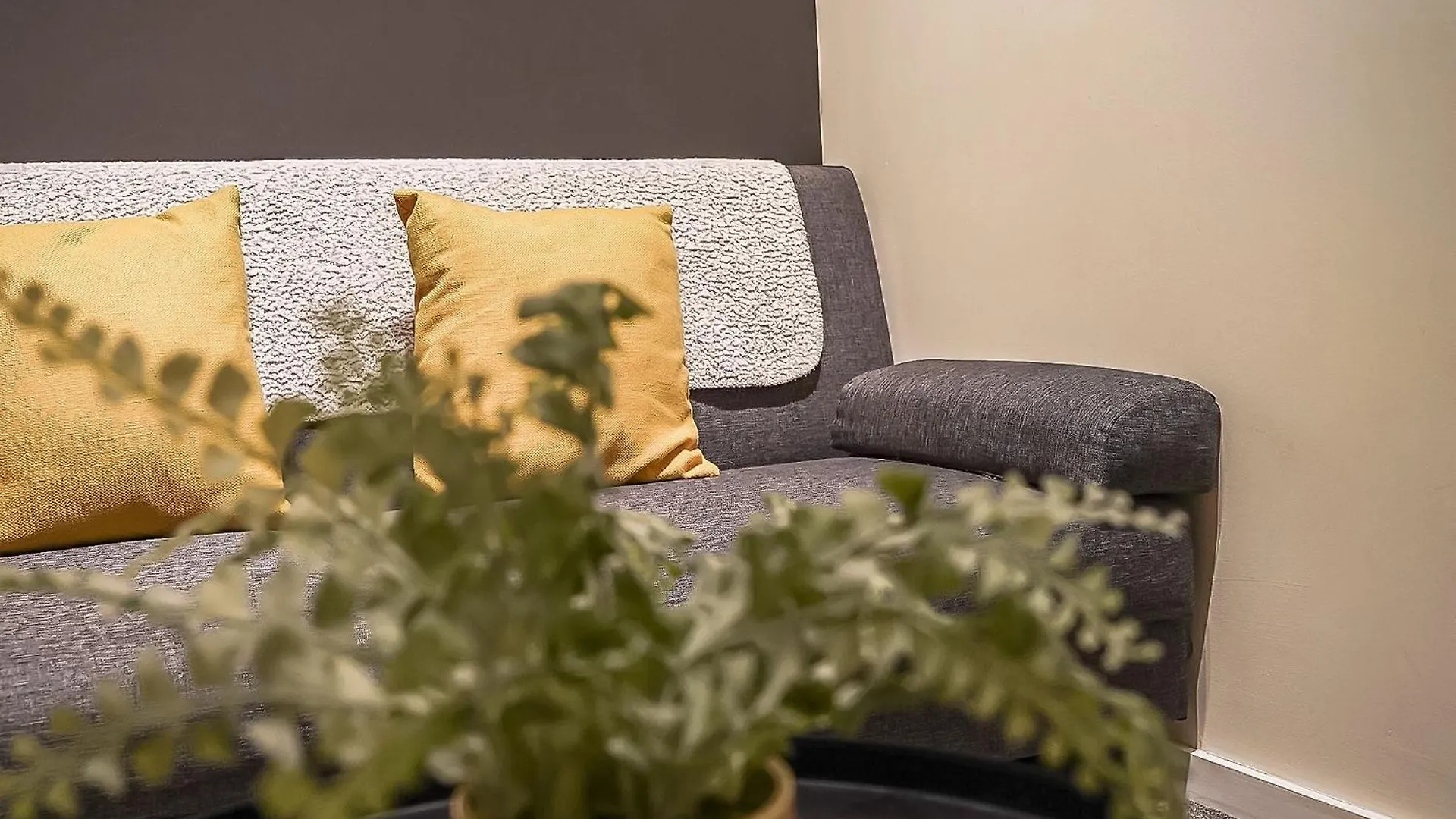 Beautiful Designer 2 Bed 2 Bath Old Town - Parking Apartment Edinburgh
